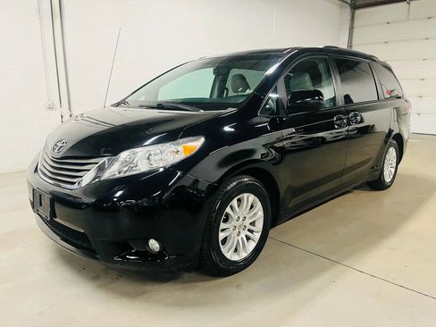 Used 2013 Toyota Sienna XLE image 2