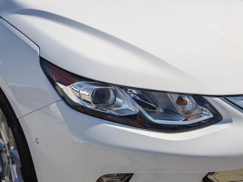 Used 2018 Chevrolet Volt Premier w/ Driver Confidence Package FWD image 5