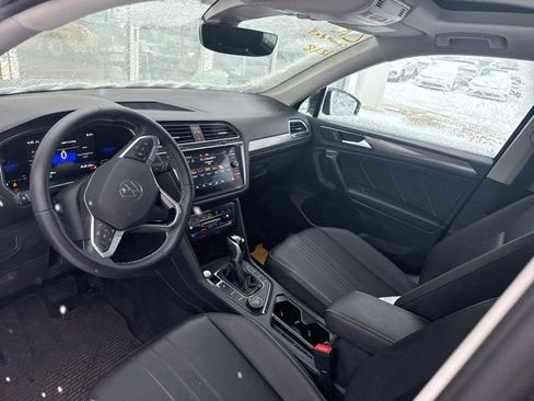 Used 2023 Volkswagen Tiguan SE w/ Panoramic Sunroof Package image 12