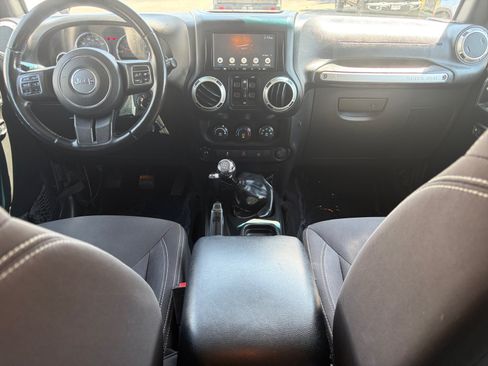 Used 2017 Jeep Wrangler Unlimited Sahara w/ Connectivity Group AWD/4WD image 17