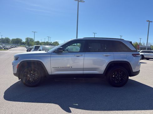 Used 2025 Jeep Grand Cherokee Altitude AWD/4WD image 6