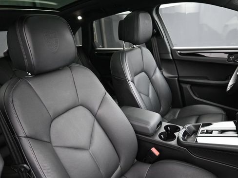 Certified 2023 Porsche Macan AWD/4WD image 31