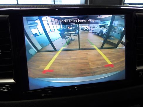 Used 2024 Chrysler Pacifica Touring-L image 37