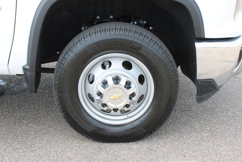 Used 2025 Chevrolet Silverado 3500 LT w/ Convenience Package AWD/4WD image 5