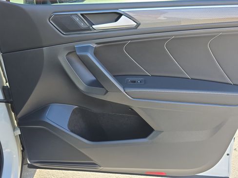 Used 2022 Volkswagen Tiguan SE R-Line image 33