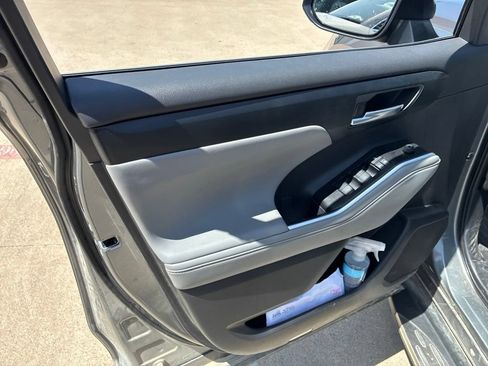 Used 2025 Toyota Highlander XLE FWD image 7