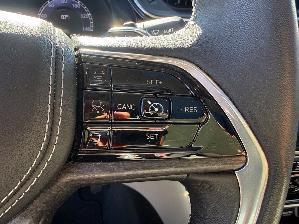 Used 2022 Jeep Grand Cherokee Overland w/ Luxury Tech Group IV RWD image 17