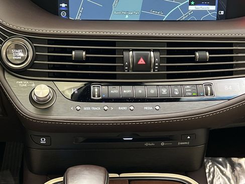 Used 2018 Lexus LS 500 w/ Accessory Package (Z2) image 19