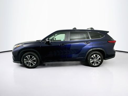 Used 2023 Toyota Highlander XLE FWD image 4