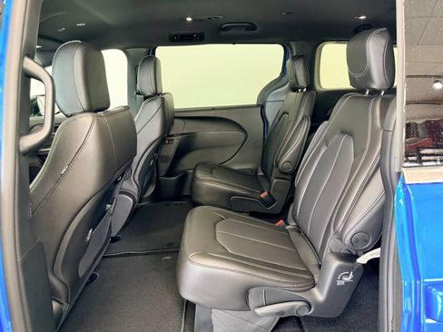 New 2027 Chrysler Pacifica Select AWD/4WD image 5