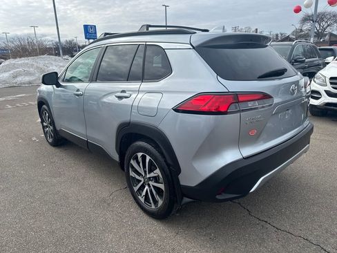 Used 2024 Toyota Corolla Cross XLE w/ Convenience Package image 5