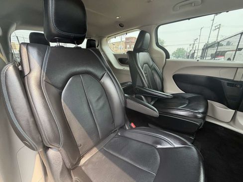 Used 2021 Chrysler Pacifica Touring-L FWD image 27