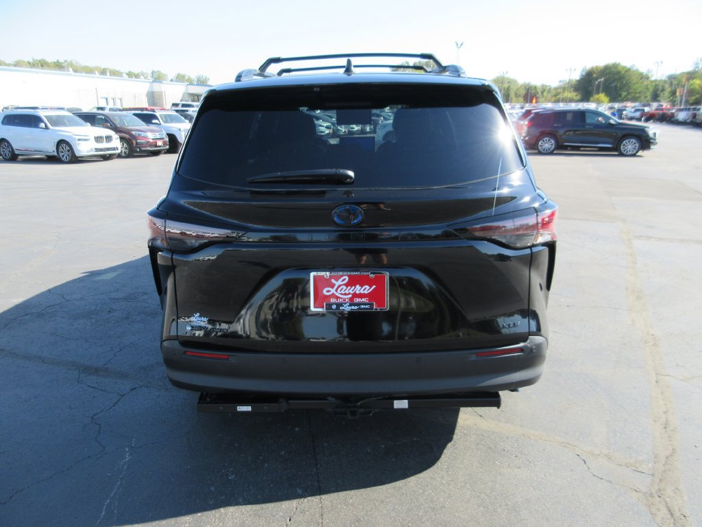 Used 2025 Toyota Sienna XLE Woodland Edition AWD/4WD image 7