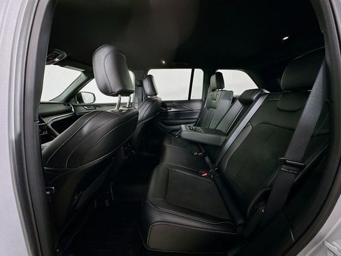 Used 2025 Jeep Grand Cherokee Altitude image 17