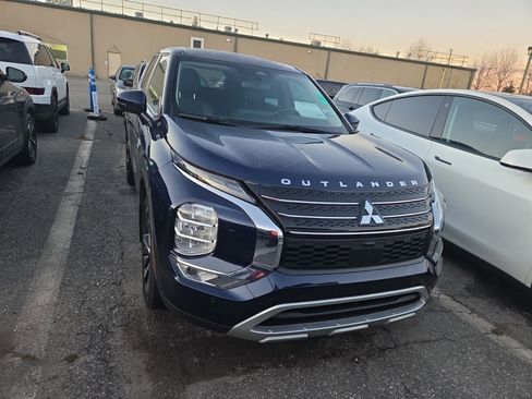 Used 2023 Mitsubishi Outlander SE image 2