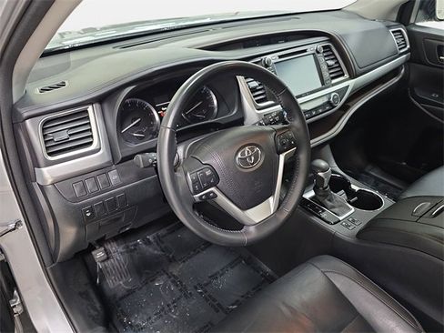 Used 2015 Toyota Highlander XLE image 16