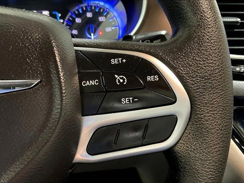 Used 2017 Chrysler Pacifica Touring image 19