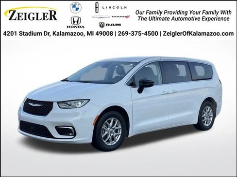 Used 2024 Chrysler Pacifica Touring-L image 1