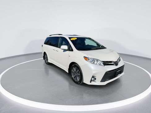 Used 2020 Toyota Sienna XLE w/ XLE Navigation Package AWD/4WD image 2