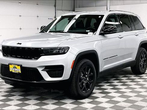 Used 2024 Jeep Grand Cherokee Altitude AWD/4WD image 12