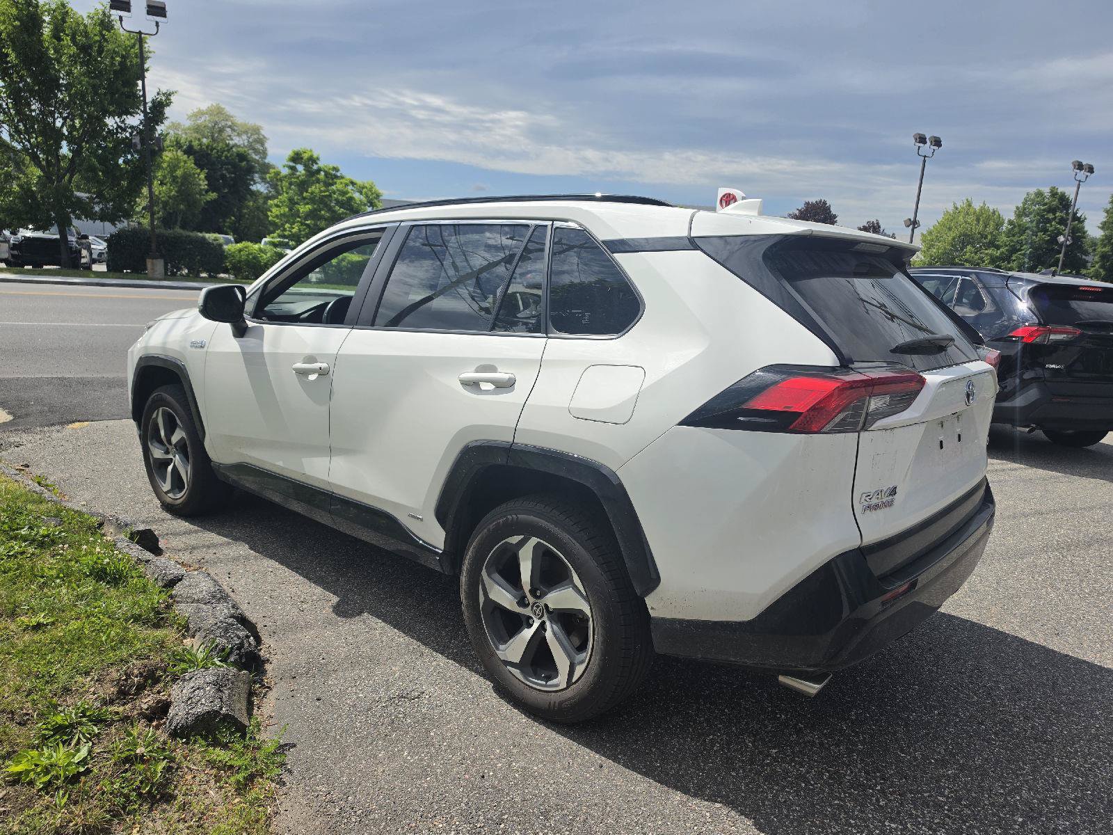 Used 2021 Toyota RAV4 SE w/ Weather & Moonroof Package AWD/4WD image 5