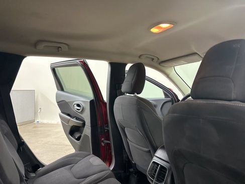 Used 2015 Jeep Cherokee Latitude w/ Cold Weather Group AWD/4WD image 23