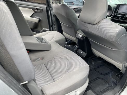 Used 2020 Toyota Highlander L FWD image 17