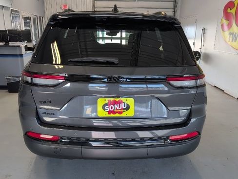 Used 2023 Jeep Grand Cherokee Altitude AWD/4WD image 4