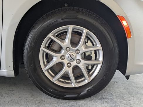 Used 2024 Chrysler Pacifica Touring-L FWD image 11