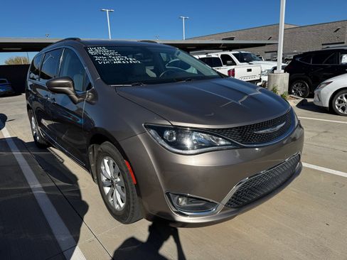Used 2017 Chrysler Pacifica Touring-L image 5