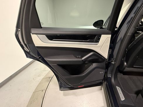 Used 2024 Porsche Cayenne AWD/4WD image 45