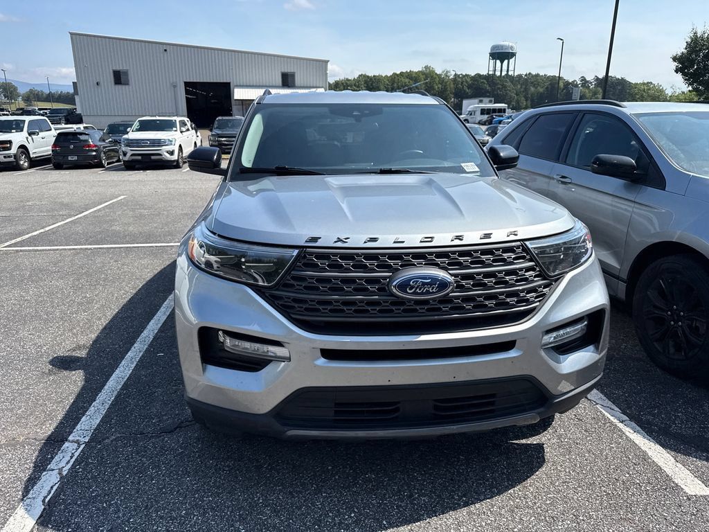 Used 2024 Ford Explorer XLT w/ Equipment Group 202A AWD/4WD image 4