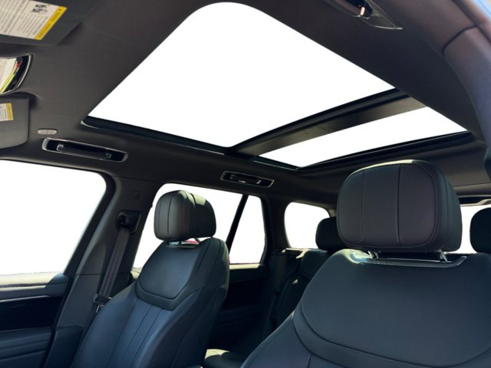 Certified 2025 Land Rover Range Rover SE AWD/4WD image 12
