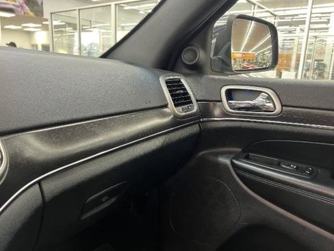 Used 2018 Jeep Grand Cherokee Limited image 25