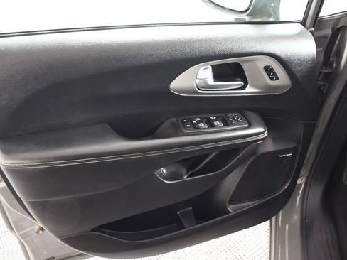 Used 2022 Chrysler Pacifica Limited w/ Uconnect Theater Family Group FWD image 14