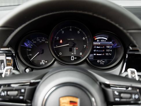 Certified 2026 Porsche Macan image 14