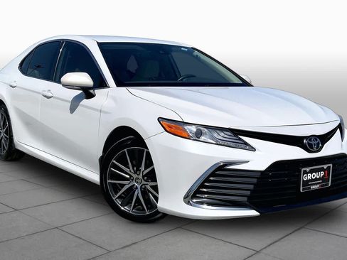 Used 2022 Toyota Camry XLE FWD image 3