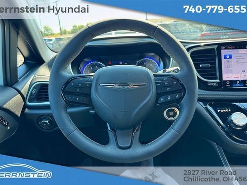 Used 2023 Chrysler Pacifica Limited w/ S Appearance Package image 8