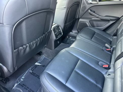 Certified 2025 Porsche Macan image 13
