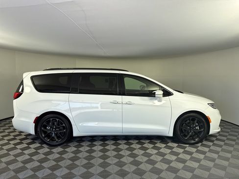 Used 2021 Chrysler Pacifica Touring w/ S Appearance Package FWD image 6