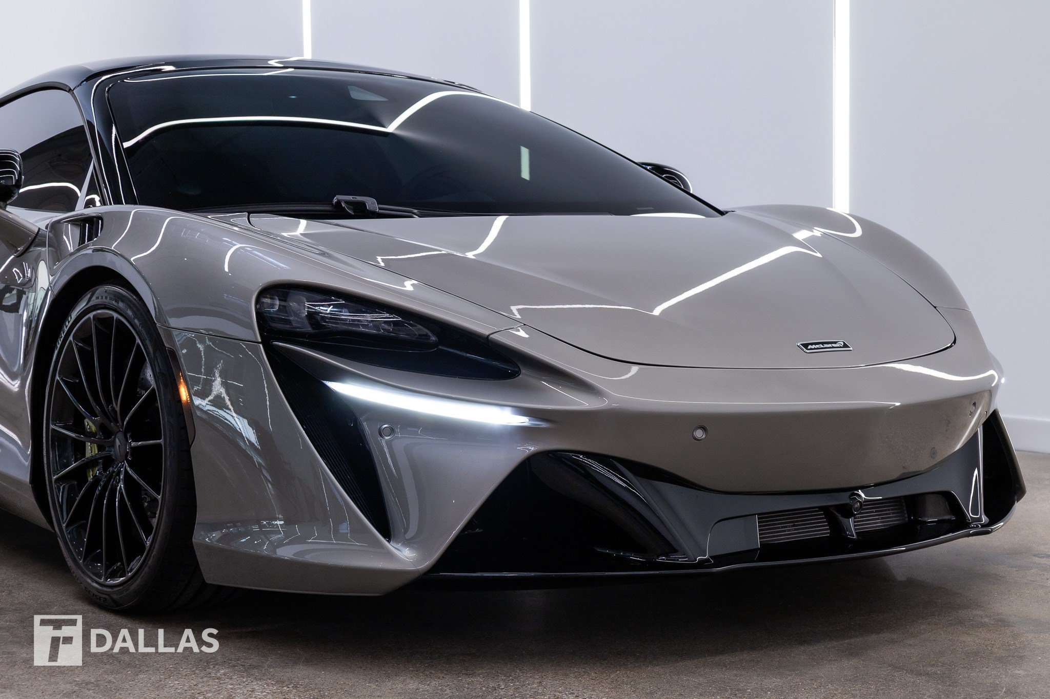 Used 2025 McLaren Artura Spider RWD image 16
