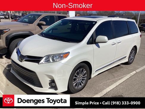 Used 2019 Toyota Sienna XLE w/ XLE Navigation Package image 2