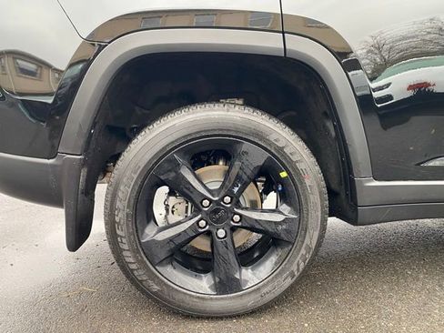 New 2025 Jeep Grand Cherokee Altitude image 19