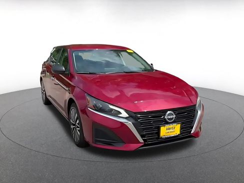 Used 2025 Nissan Altima 2.5 SV FWD image 8