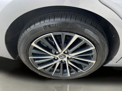 Certified 2022 Lexus ES 300h w/ Premium Package image 18