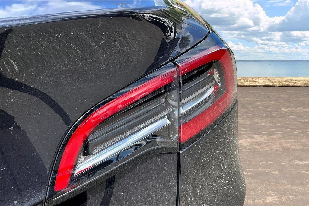 Used 2024 Tesla Model Y Long Range AWD/4WD image 23