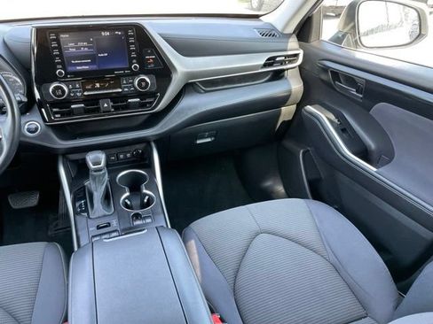 Used 2021 Toyota Highlander LE AWD/4WD image 9