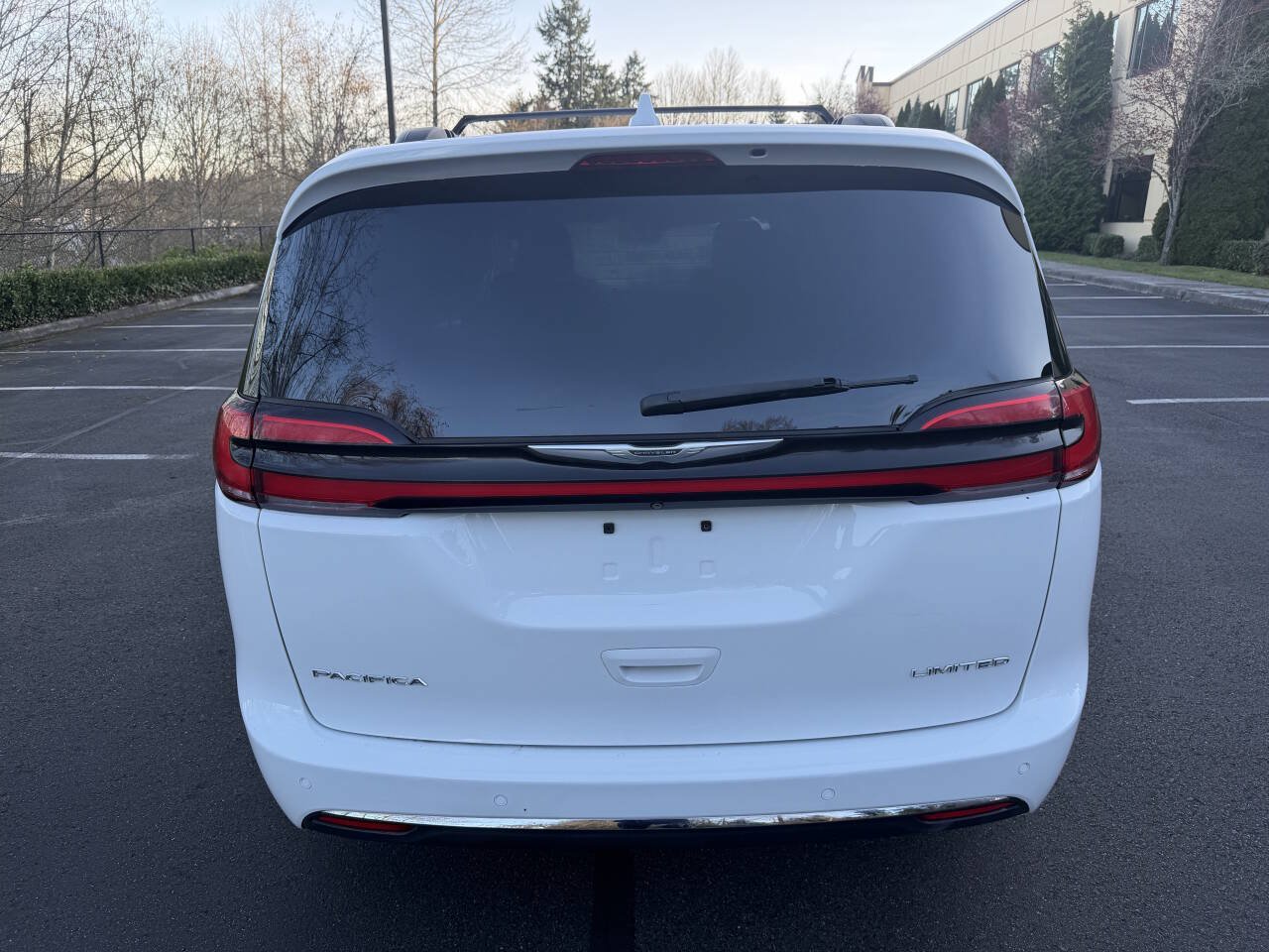 Used 2022 Chrysler Pacifica Limited FWD image 6
