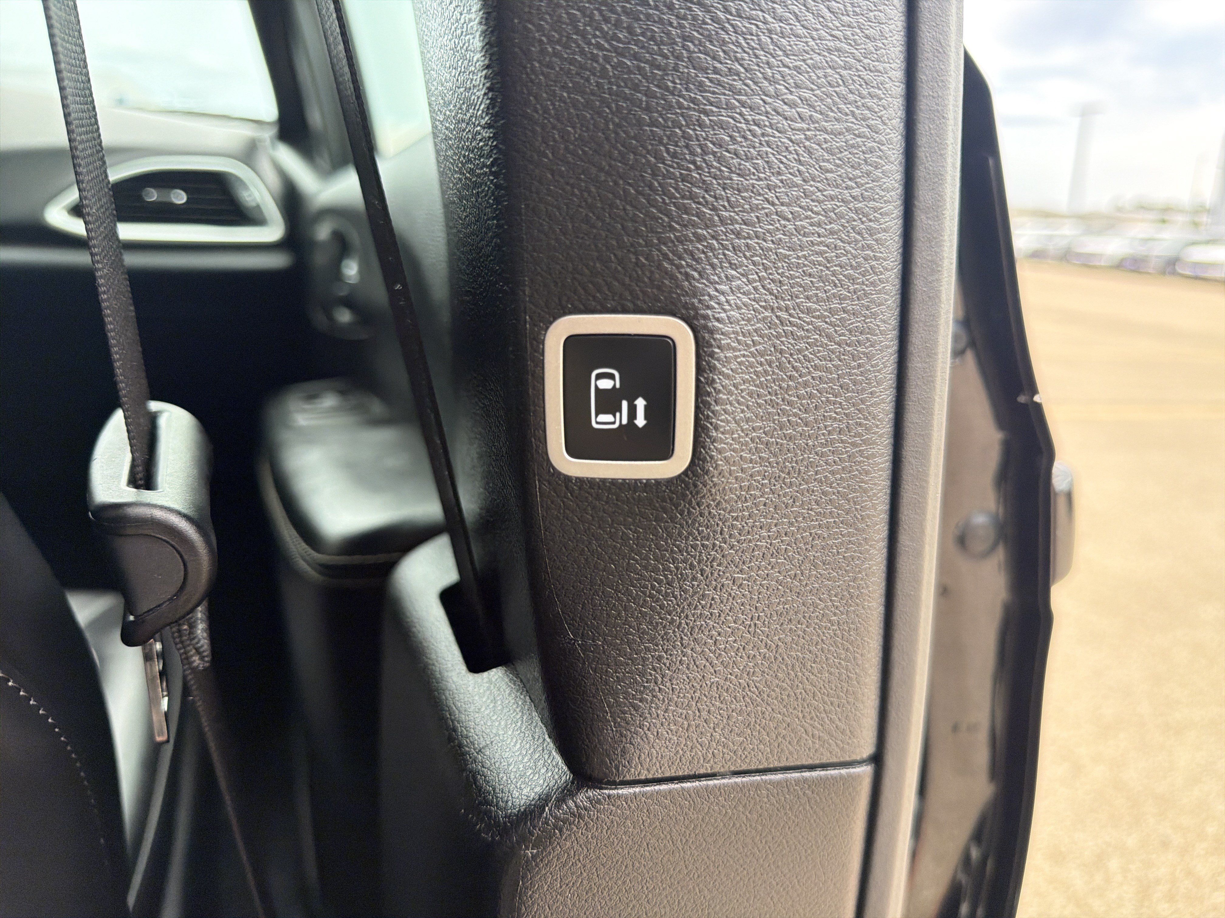 Used 2025 Chrysler Pacifica Select FWD image 12