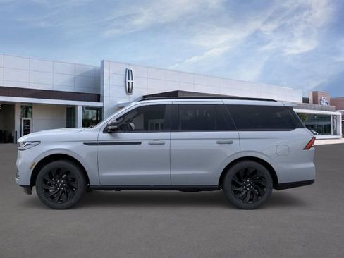 New 2026 Lincoln Navigator Reserve w/ Jet Appearance Package AWD/4WD image 3